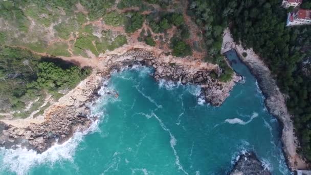 Vuelo sobre hermosa orilla del mar en Mallorca — Vídeos de Stock