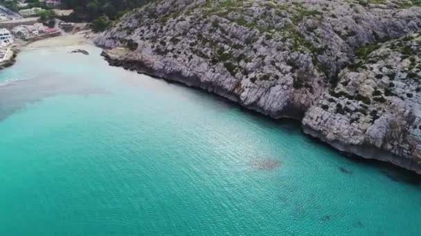 Vuelo sobre hermosa orilla del mar en Mallorca — Vídeo de stock