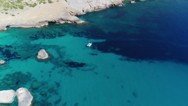 Flyg över vacker strand på Mallorca — Stockvideo