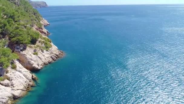 Vuelo sobre hermosa orilla del mar en Mallorca — Vídeos de Stock
