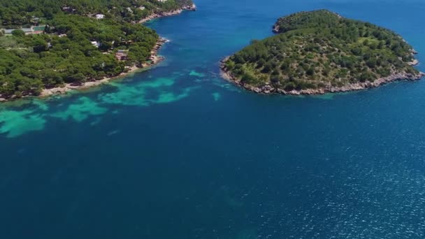 Vuelo sobre hermosa orilla del mar en Mallorca — Vídeo de stock