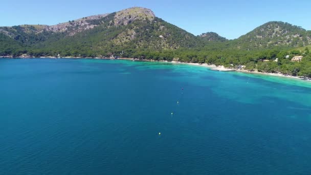 Vuelo sobre hermosa orilla del mar en Mallorca — Vídeo de stock