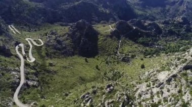 Mallorca Isle 'de hava görünümü sarma serpantin yol