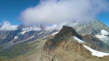 İtalya Dolomites dağlarının havadan görünümü
