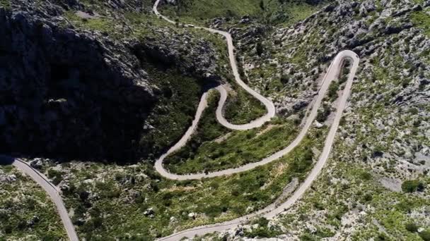 Luchtfoto opwindende kronkelige weg op Mallorca Isle — Stockvideo