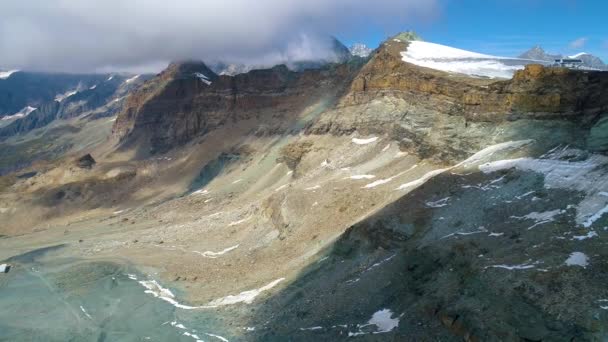 Vista aérea de las montañas cerca de Matterhorn — Vídeos de Stock