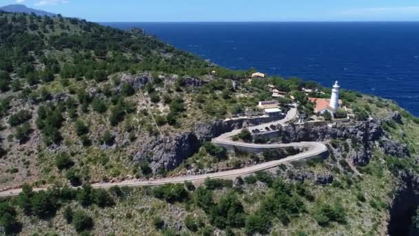 Flyg bild av Cap GROS fyr ligger på en klippa i närheten av Port Soller, Mallorca — Stockvideo