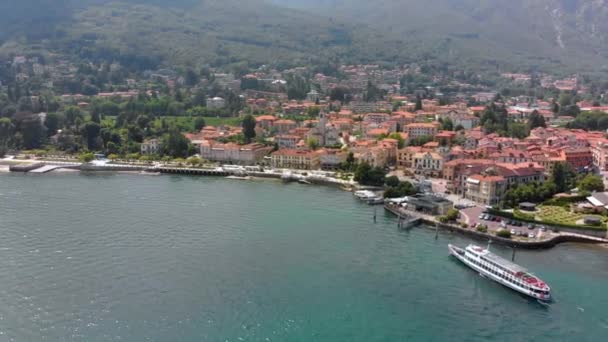 Vlucht over stad op Maggiore lake bank — Stockvideo