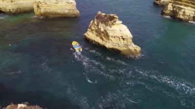 Okyanus kıyısında yakınındaki güzel Dağları üzerinde uçuş