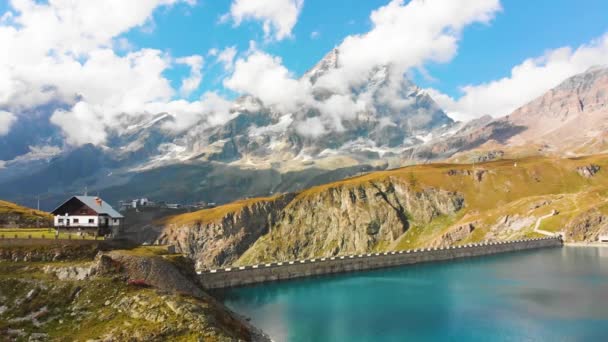 Hermoso lago de montaña con waterfals — Vídeos de Stock