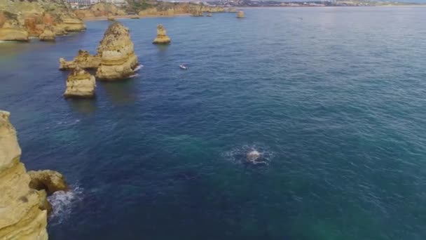 Lot nad pięknymi górami, w pobliżu brzegu oceanu — Wideo stockowe