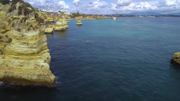 Vlucht over prachtige bergen in de buurt van ocean shore — Stockvideo