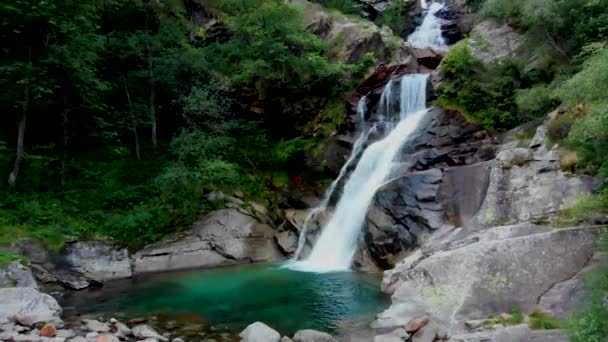 Blick auf lustige Wasserfälle in den Bergen — Stockvideo