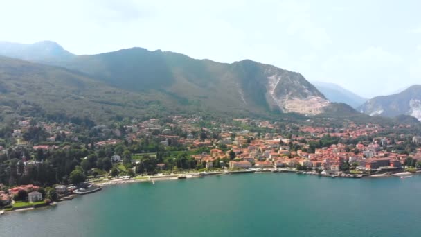 Vlucht over stad op Maggiore lake bank — Stockvideo
