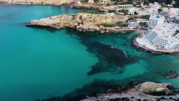 Voo sobre a bela praia em Maiorca — Vídeo de Stock