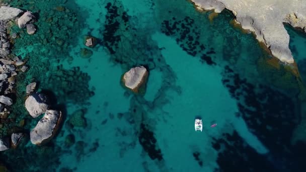 Vuelo sobre hermosa orilla del mar en Mallorca — Vídeos de Stock
