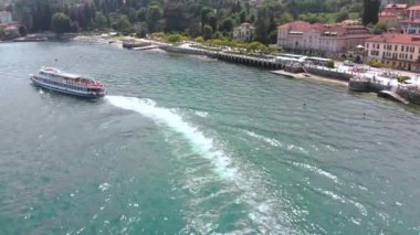 Maggiore Gölü kıyısında şehir üzerinde uçuş