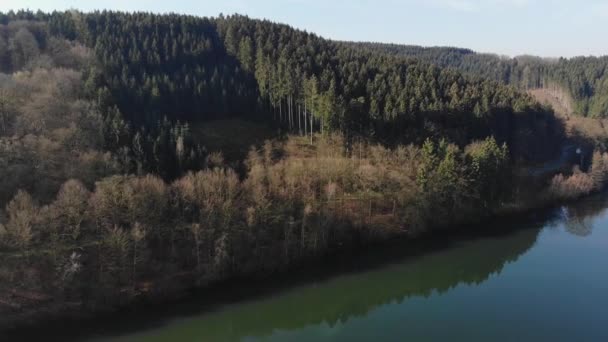 Vuelo sobre el lago en primavera — Vídeo de stock