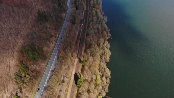 Vuelo sobre la carretera por el lago en primavera — Vídeos de Stock