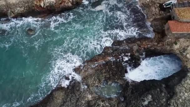 Vuelo sobre hermosa orilla del mar en Mallorca — Vídeo de stock