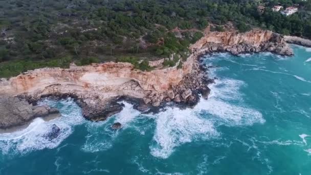 Vuelo sobre hermosa orilla del mar en Mallorca — Vídeos de Stock