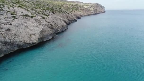 Vuelo sobre hermosa orilla del mar en Mallorca — Vídeos de Stock