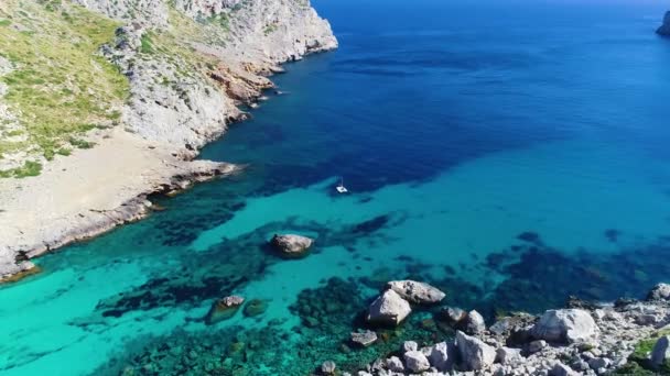 Voo sobre a bela praia em Maiorca — Vídeo de Stock