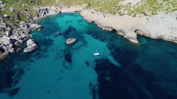 Vuelo sobre hermosa orilla del mar en Mallorca — Vídeos de Stock