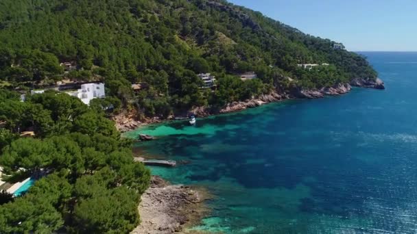 Vuelo sobre hermosa orilla del mar en Mallorca — Vídeo de stock