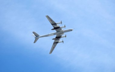 Moskova, Rusya - 9 Mayıs 2018: Büyük Rus askeri turboprop stratejik bombardıman-füze Tu-95 ayı 9 Mayıs 2018 geçit üzerinde gökyüzünde uçuş