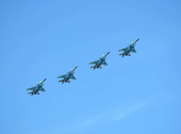 ロシア軍事超音速高高度全天候長距離迎撃 30Sm フランカー 飛行中のパレードは 2018 日の青空のモスクワ ロシア連邦 2018 グループ — ストック写真