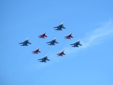 Moskova, Rusya - 9 Mayıs 2018: Mig-29 ve Su-27 savaşçıları üzerinde akrobasi grubu Rus Knights ve ebabiller gösterir Kubinsky elmas uçuş geçit uçuş mavi gökyüzü karşı 9 Mayıs 2018