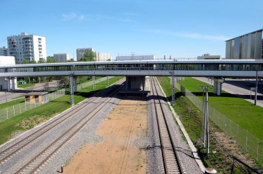 Endüstriyel peyzaj demiryolu parça, platform ve güneşli yaz gün üstten görünüm üzerinde yükseltilmiş yaya geçidi
