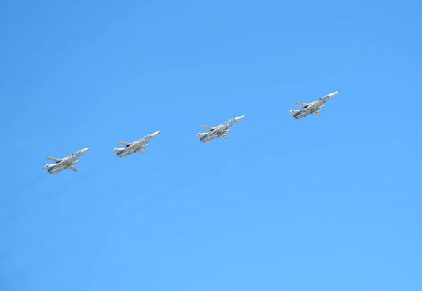 Moscú Rusia Mayo 2018 Grupo Bombarderos Tácticos Rusos Volando Rápidamente —  Fotos de Stock