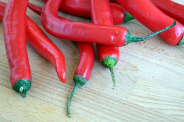 Kahverengi ahşap yüzey üstten görünüm portre üzerinde birçok kırmızı sıcak biber biber