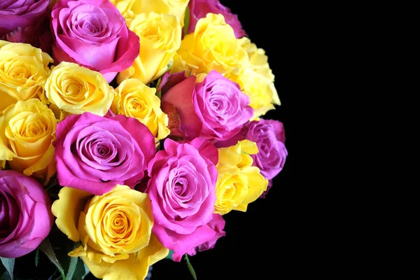 美丽的圆花束粉红色和 Uellow 玫瑰花在左边的照片上孤立的黑色背景顶部视图特写 — 图库照片