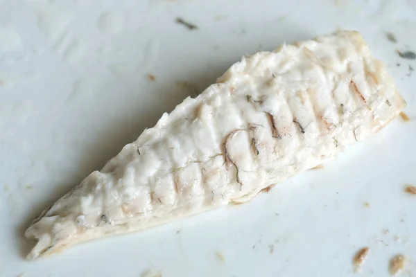 食欲をそそる調理された魚の切り身のドラド プレート クローズ アップのある静物 — ストック写真