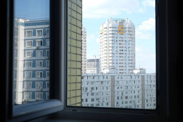 Visa Från Öppnade Fönstret Stadsbilden Med Tät Urban Utveckling Och — Stockfoto