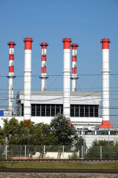 Городской Пейзаж Зданием Электростанции Множеством Высоких Красных Белых Промышленных Труб — стоковое фото