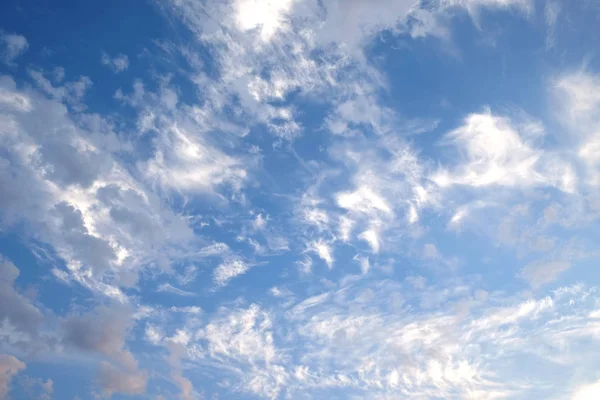 Bela Paisagem Céu Com Nuvens Brancas Claras Alto Estratosfera Dia — Fotografia de Stock