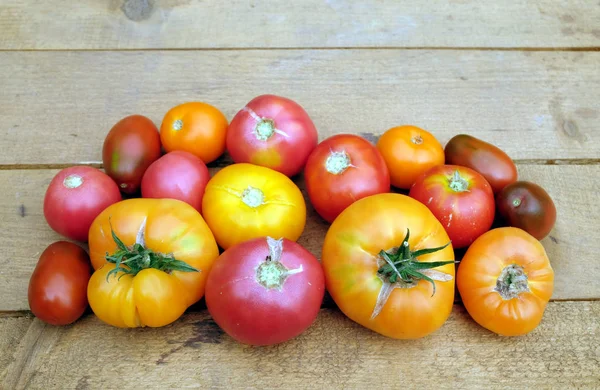 Utomhus Stilleben Med Mogna Röda Och Orange Tomater Brownn Träbord — Stockfoto