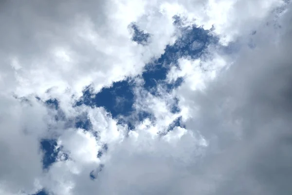 Beautiful Landscape Part Blue Sky Visible Gray Dense Cumulus Clouds — Stock Photo, Image