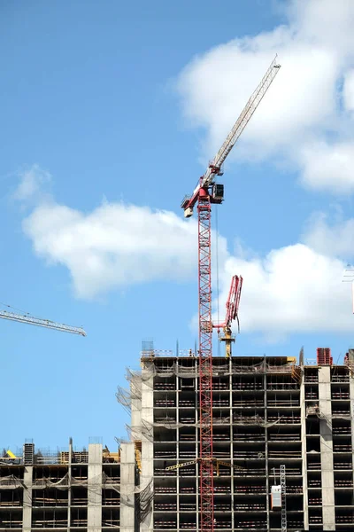 大吊装塔式起重机与蓝天白云的城市现代建筑顶部 — 图库照片