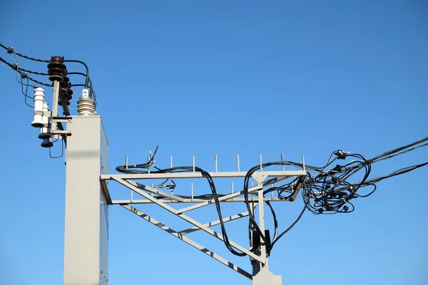 农村供电变压器的顶部高压电线电源线在晴朗的晴天上晴朗的蓝天 — 图库照片