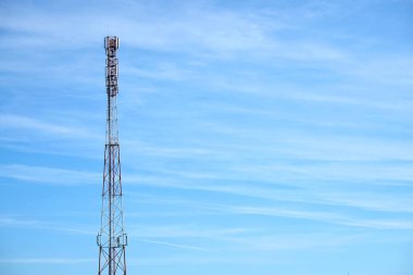 Fotoğraf sleft tarafındaki üstte antenler ile yüksek iletişim kulesi