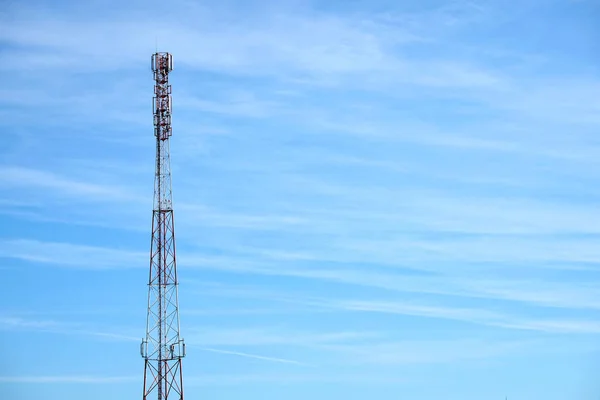 Torre Alta Comunicación Con Antenas Parte Superior Cerca Lado Izquierdo —  Fotos de Stock