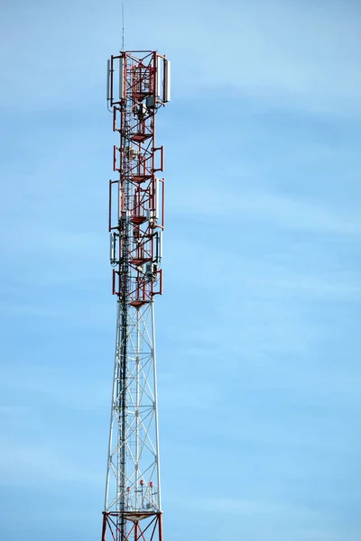 顶部的高通信塔与天线上垂直照片 — 图库照片