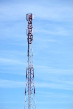 Top dikey fotoğraf antenler ile yüksek iletişim kulenin üst bölümünde