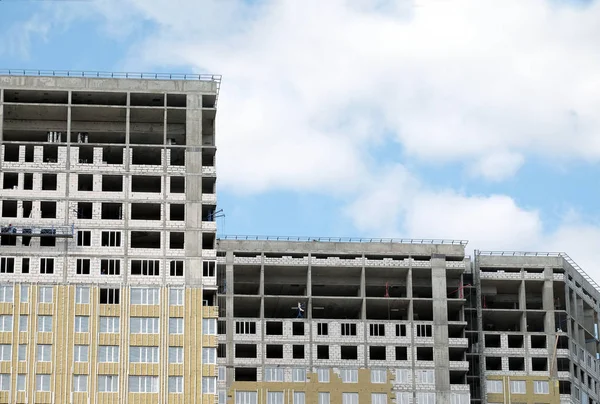 Proces Van Constructie Hoogbouw Modern Flatgebouw Met Penthouse Blauwe Hemel — Stockfoto