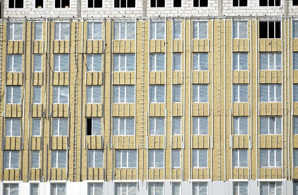 Processo Montagem Isolamento Fachada Edifício Apartamentos Nova Casa Urbana Moderna — Fotografia de Stock